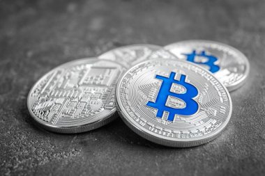 Grunge üzerinde gümüş bitcoins  