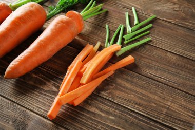 Havuç dilimleri masada