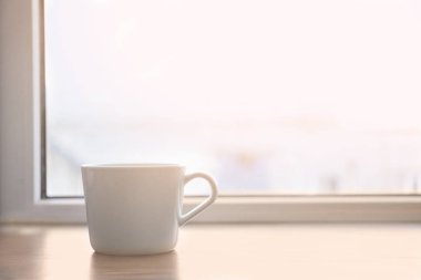 Pencere pervazına üzerinde seramik kupa