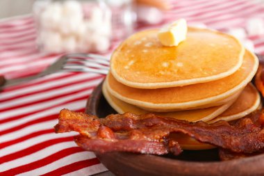 Pankek ve pastırma ile ahşap plaka