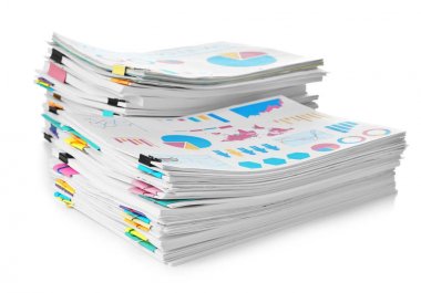 Beyaz arka plan üzerindeki belgeler yığınları