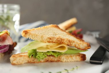 Gemide lezzetli sandviç