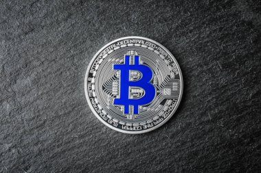 Koyu arka plan üzerinde gümüş bitcoin