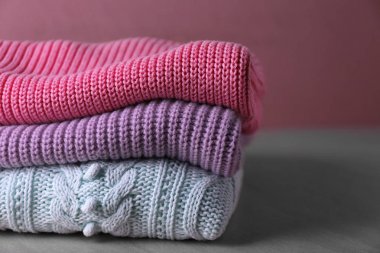 Örme kazak masaya katlanmış. Mevsimlik kadın giysisi