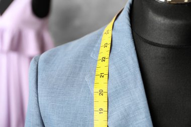 Manken üzerinde ısmarlama takım elbise