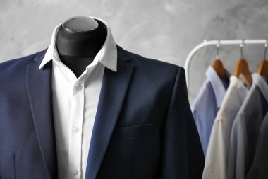 Manken üzerinde ısmarlama takım elbise