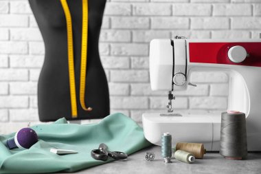 Öğeleri ve dikiş makinesi masada kapalı terzilik