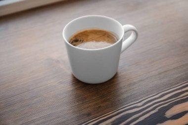 Masada bir fincan kahve.