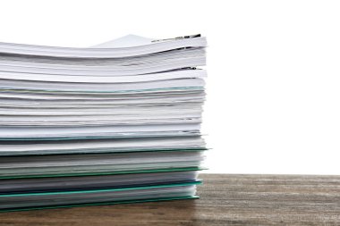 Beyaz arka plan karşı tablo üzerindeki belgeler yığını