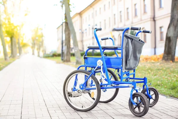 Cadeira de rodas azul ao ar livre — Fotografia de Stock