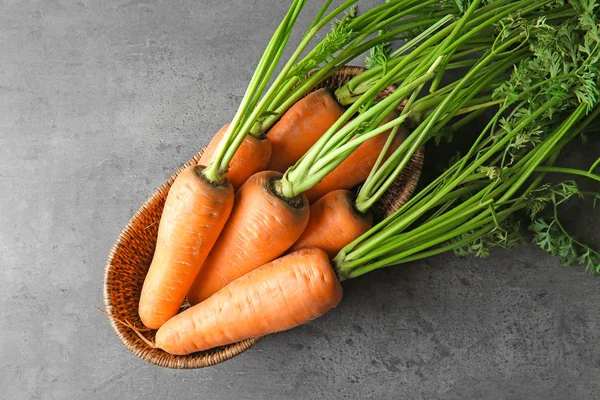 Taça de vime com cenouras maduras — Fotografia de Stock