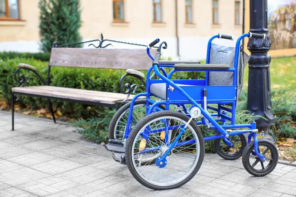 Fauteuil roulant bleu extérieur — Photo