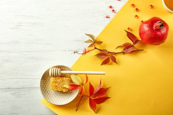 Bal ve nar ile kompozisyon