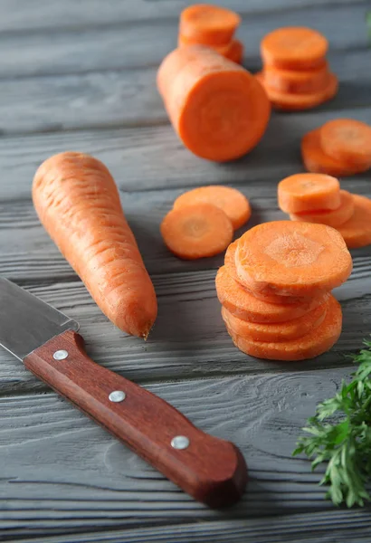 Cortar zanahoria y cuchillo —  Fotos de Stock