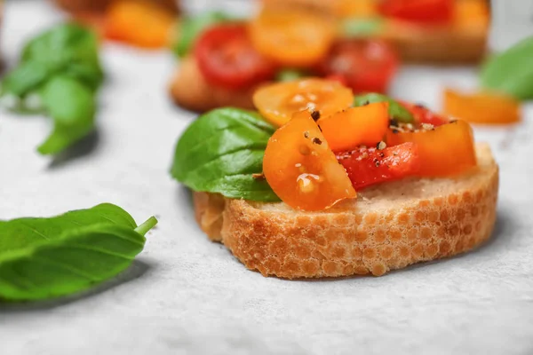 Leckere Bruschetta mit Tomaten — Stockfoto