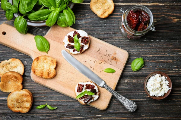 Bruschette con pomodori secchi al sole — Foto Stock