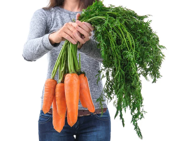 Женщина держит спелую морковь — стоковое фото