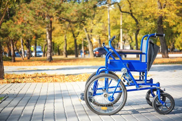Blauwe rolstoel buitenshuis — Stockfoto