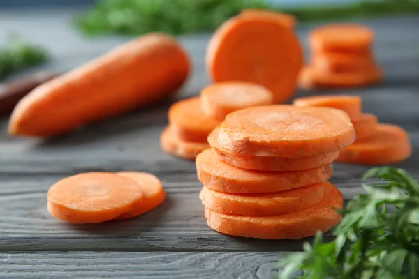 Нарізати моркву на столі — стокове фото