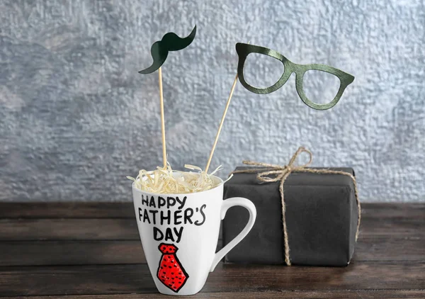 杯子用词 "愉快的父亲的天" 和礼物箱子在木桌 — 图库照片
