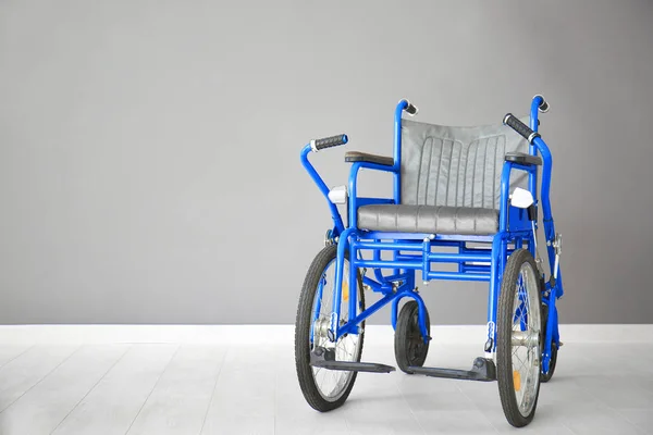 Fauteuil Roulant Bleu Près Mur Gris Intérieur — Photo