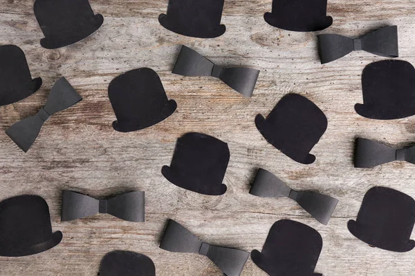 Sombreros de papel y pajaritas sobre fondo de madera. Composición del Día del Padre —  Fotos de Stock
