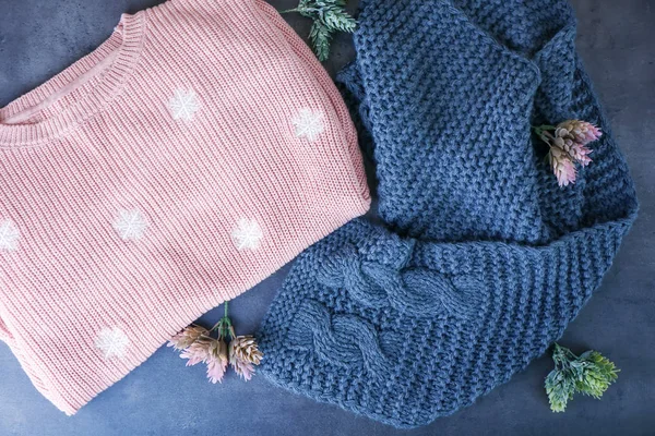 Strickpullover und Schal auf dem Tisch. saisonale Garderobe für Frauen — Stockfoto