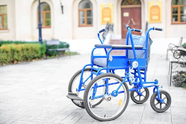 Μπλε σε εξωτερικούς χώρους με αναπηρικό καροτσάκι — Φωτογραφία Αρχείου