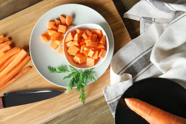 Вырезать морковь на столе — стоковое фото