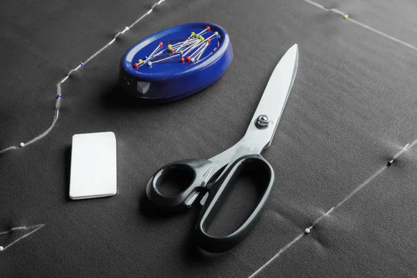 Tailoring scissors, chalk and pins on fabric — Stock Photo, Image