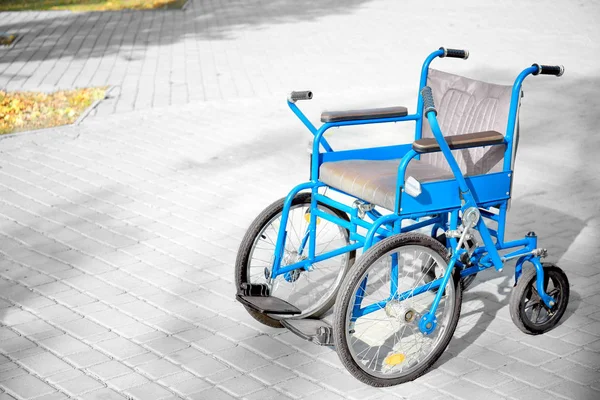 Fauteuil roulant bleu extérieur — Photo