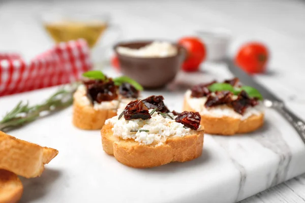 Bruschetta mit sonnengetrockneten Tomaten — Stockfoto