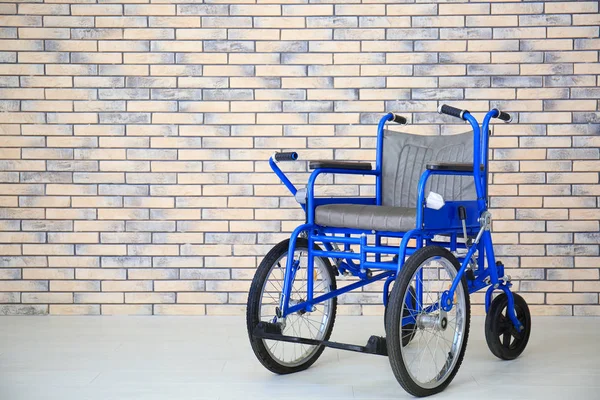 Cadeira Rodas Azul Perto Parede Tijolo Dentro Casa — Fotografia de Stock