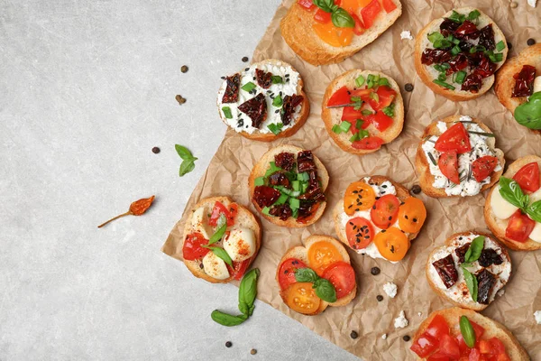 Sabrosos bruschettas con tomates — Foto de Stock