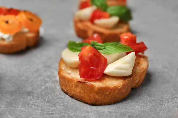 西红柿的美味面包 — 图库照片