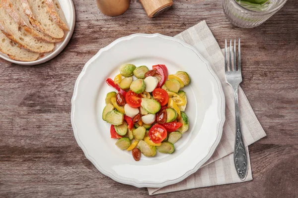 Plaat van salade met spruiten — Stockfoto