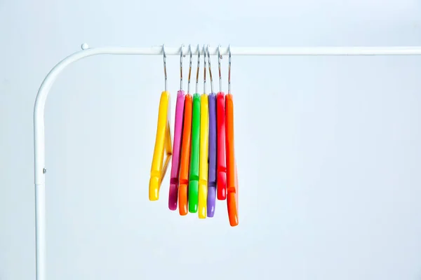 Garderobsställ med hängare — Stockfoto
