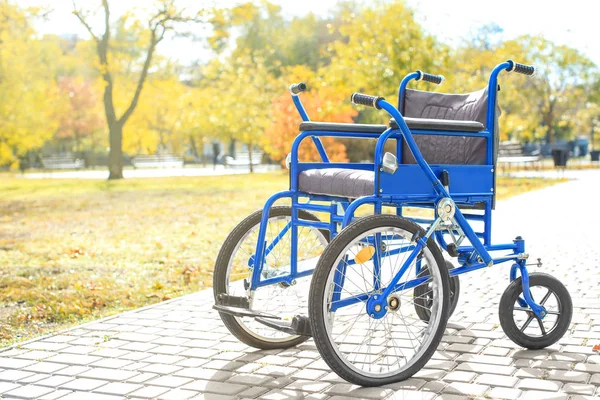 Blå rullstol utomhus — Stockfoto
