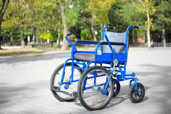 Μπλε σε εξωτερικούς χώρους με αναπηρικό καροτσάκι — Φωτογραφία Αρχείου