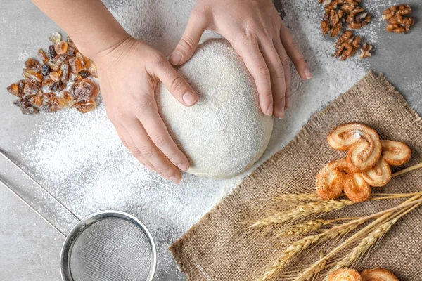 Masada puf böreği hazırlama kadın