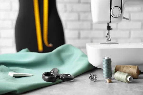 Tailoring items and sewing machine on table, closeup — Stock Photo, Image