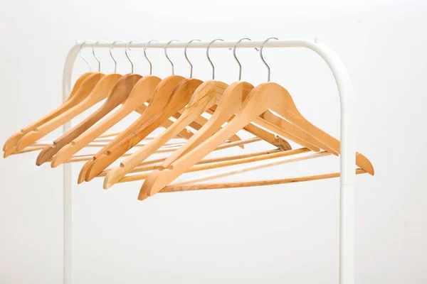 Kleiderständer mit Kleiderbügeln — Stockfoto