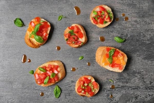 Smakelijke bruschettas met tomaten — Stockfoto