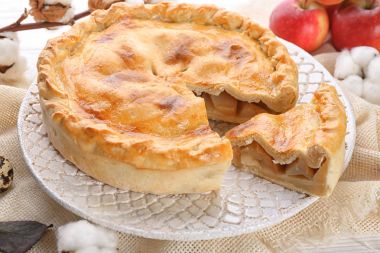 Taze pişmiş elma pasta tablo ile süslü yemek