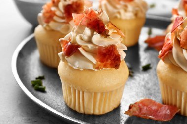 Pastırma metal tepsi ile lezzetli kek