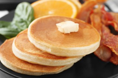 Lezzetli kahvaltı ile plaka üzerinde gözleme, yakın çekim