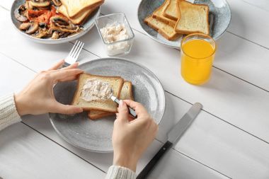 Kadın kahvaltı tost ile masada, closeup olması