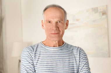 çekici bir olgun adam  