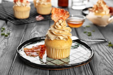 Plaka üzerinde pastırma ile lezzetli kek