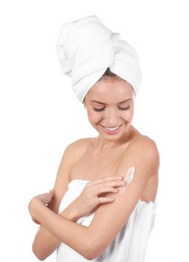 genç bir kadın cesedi krem uygulamak 